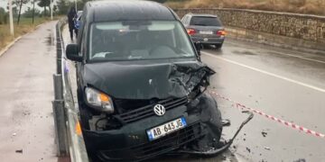 Aksident automobilistik në aksin Pogradec-Lin, dy makina përplasen me njëra-tjetrën