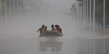 Përmbytjet në Kinë ju marrin jetën 14 personave