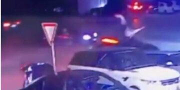 Vetura “hedh në ajër” dy të rinj dhe largohet