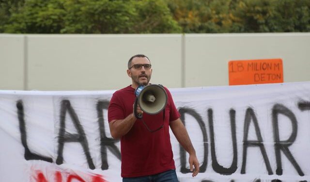Arlind Qori në protestën kundër kullës 64-katëshe: Rama, Berisha dhe Meta zihen se si të përfitojnë kulla me oligarkët