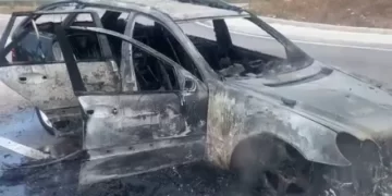 Shkrumbohet plotësisht një makinë në Vlorë, dyshimet e para