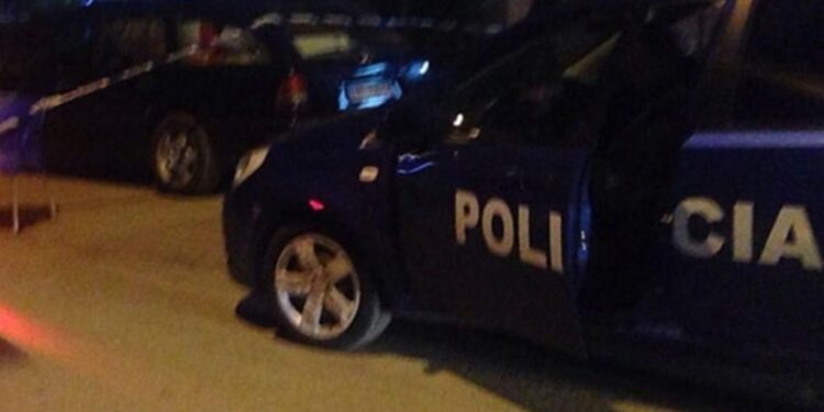 Aksident në aksin Kuçovë-Kozare, 33-vjeçari humb kontrollin e mjetit dhe përplaset me trafikndarësen, përmbyset makina