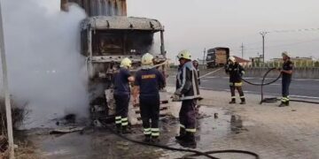 Përfshihet nga flakët kamioni në Lushnje, vetëm disa metra larg pikës së karburantit