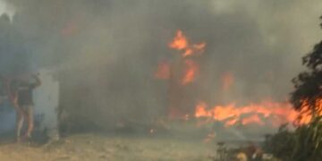 Zjarr në Zvërnec, flakët përhapen me shpejtësi