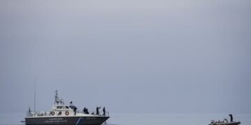 Shmanget tragjedia në brigjet e Greqisë, autoritetet shpëtojnë dhjetëra emigrantë në detin Egje