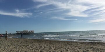 Rrezikuan të mbyteshin në Golem, 3 turistët nga Maqedonia e Veriut nxirren nga deti në gjendje të rëndë