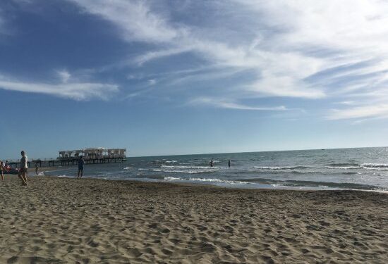 Rrezikuan të mbyteshin në Golem, 3 turistët nga Maqedonia e Veriut nxirren nga deti në gjendje të rëndë