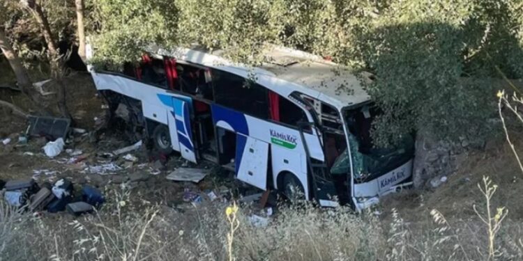 E rëndë në Turqi, autobusi i udhëtarëve del nga rruga, 12 viktima e dhjetëra të plagosur