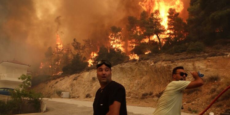 Greqia në ‘flakë’ prej disa ditësh, 26 viktima dhe mbi 400 mijë hektarë u dogjën për shkak të zjarreve