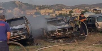 Vlorë, zjarr në një servis me automjete të vjetra