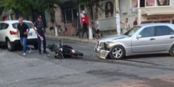 Makina përplaset me motorin në Sarandë, plagoset 33-vjeçari