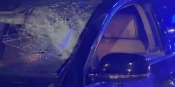 Përplasje mes dy grupeve në Kavajë, njëri prej tyre dhunohet me shkop bejsbolli, i dëmtojnë dhe makinën, policia në vendngjarje