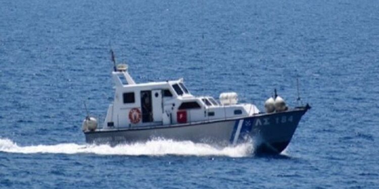 Roja bregdetare shpëtoi 50 emigrantë pa dokumente në ishullin grek