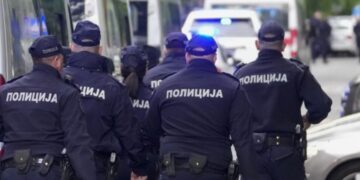 Policia serbe terrorizon familjen shqiptare vetëm pse djali i vogël kishte veshur bluzën me shqiponjën kuqezi