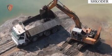 Gërryenin shtratin e lumit Buna me ekskavator dhe nxirrnin inerte, arrestohen 5 persona në Shkodër