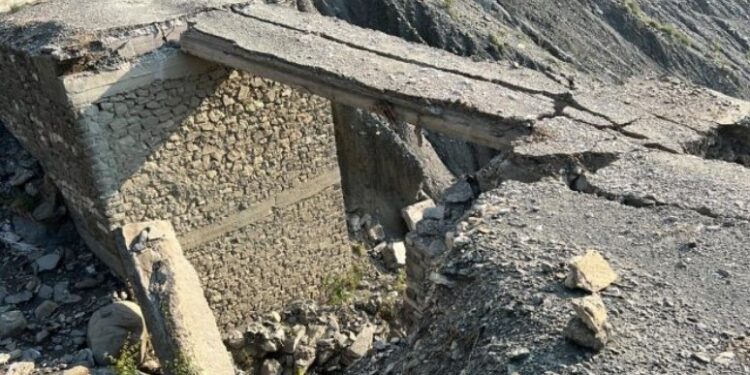 U dëmtua nga rrebeshi i shiut pak ditë më parë, shembet plotësisht ura në Gramsh