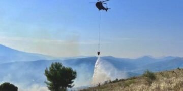 Shuhet zjarri në malin e “naftës”, një helikopter dhe 100 forca zjarrfikëse në Shpirag