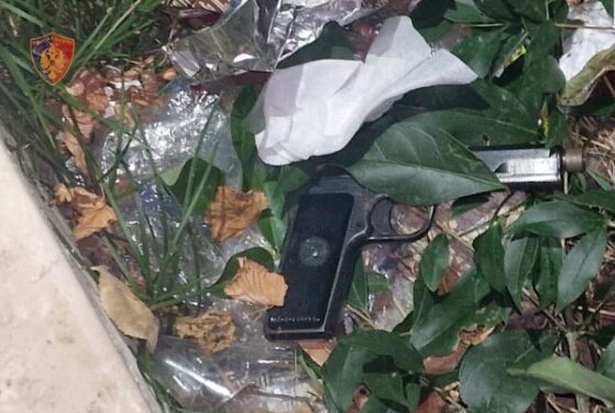 “Ndal policia”, shpallet në kërkim 27-vjeçari, hodhi pistoletën në tokë dhe iku me vrap