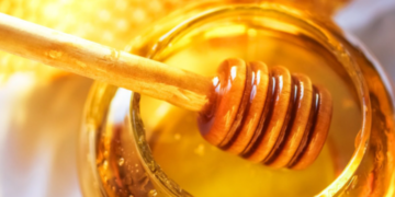 E zbulojnë ekspertët, ja pse nuk duhet t’i jepni kurrë mjaltë fëmijës suaj kur ka kollë