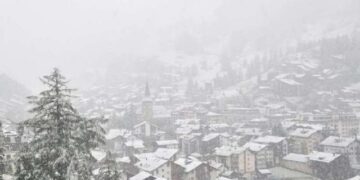 Borë në mes të gushtit në Zvicër, temperatura bie në mënyrë drastike