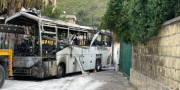 E pazakontë, përplas autobusin me derën e bashkisë dhe më pas i vë flakën