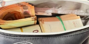 Tentoi të dilte nga Shqipëria me mbi 11 mijë euro të padeklaruara, kapet 39-vjeçarja në Kakavijë