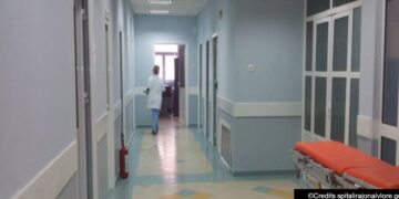 U qëllua me thikë gjatë sherrit në Himarë, polici 25-vjeçar lë shtratin e spitalit