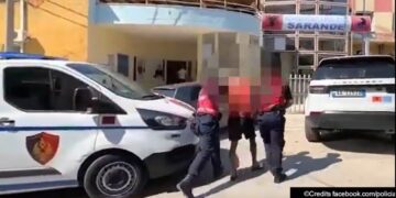22-vjeçari përplas makinën e Policisë Kriminale, agjentët i vihen pas dhe i gjejnë qese me kokainë