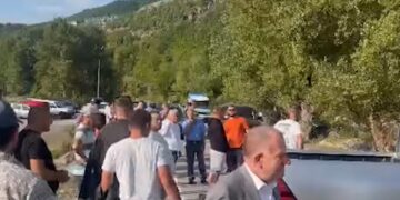 Kërkojnë ndalimin e punës në gurore, banorët e Fierzës në protestë, bllokojnë rrugën