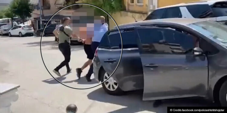 Qëlloi me armë brenda makinës, Policia gjen kokainë dhe municione në shtëpinë e 23 vjeçarit