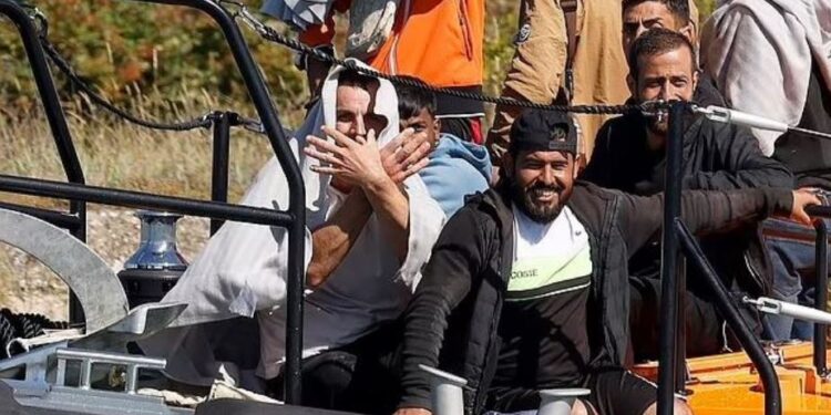 Duke bërë “shqiponjën”, 800 emigrantë zbarkojnë në Britani, mes tyre edhe shqiptarë