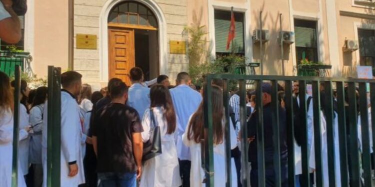 Punë e detyruar në Shqipëri pas studimeve, maturantët “i përgjigjen” qeverisë, bie numri i aplikimeve në degën e Mjekësisë
