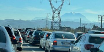 Bllokohet aksi Bradashesh-Elbasan nga trafiku, qytetarët: Kemi 3 orë pa lëvizur
