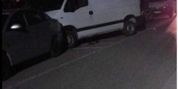 Po i ndiqte policia, përplasen 2 furgona me klandestinë në Këlcyrë