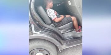 Arrestohet 10-vjeçari pasi urinoi në makinën e mamasë