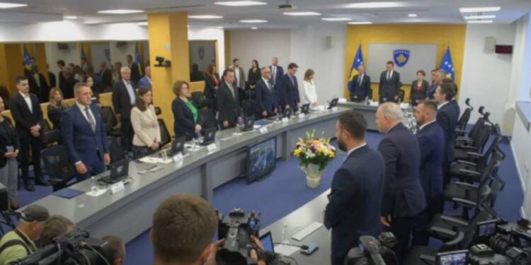 Mbledhja e qeverisë së Kosovës nis me një minutë heshtje, ndahen 50 mijë euro për familjen e policit Afrim Bunjaku