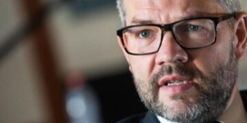 Ushtria serbe afër kufirit të Kosovës, ish-ministri gjerman: Ku dreqin është BE-ja?