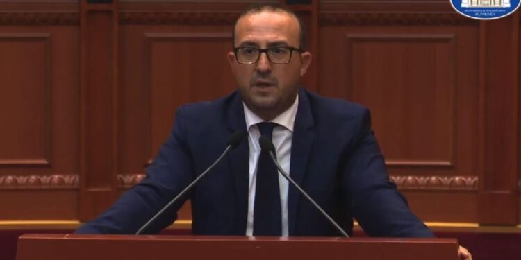 Korreshi: Partia Komuniste s’ka bërë asgjë për pensionistët, i ka lënë në lulishte të luajnë domino gjithë ditën