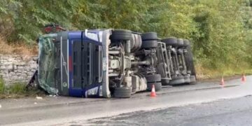 Përmbyset kamioni në aksin Fier – Levan, detajet e para