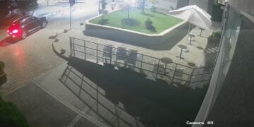 Zbardhet dinamika e dhunimit të policit; autorët i zunë pritë pranë banesës, e nxjerrin nga makina dhe godasin me shkopa bejsbolli