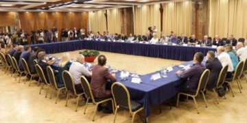 Berisha dhe Bardhi bëhen bashkë, VOA: Takimi pas dy vitesh konflikt, rikthimi i Bashës “lehtësoi paqen”