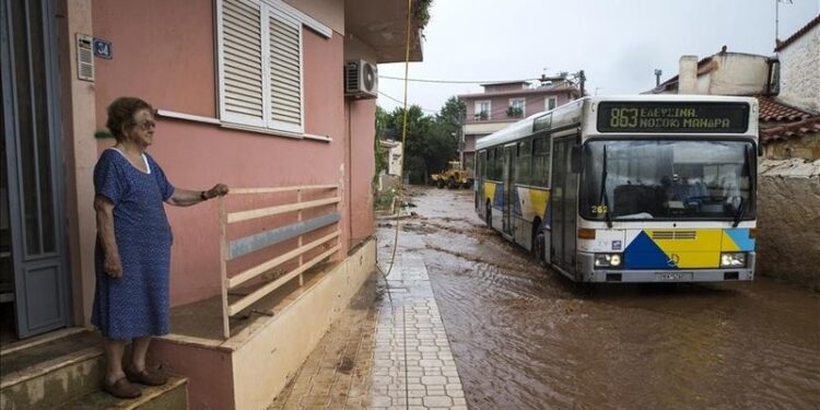 Nuk ka qetësi për vendin fqinj, nga zjarri në shi, Greqia pritet të përballet me motin ekstrem