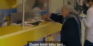 “Nuk sheh mirë nga sytë”, drejtori justifikon punonjësen e postës që u mori paratë pensionistëve