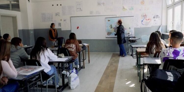 Mësimdhënia në Serbi, gjimnazistët shqiptarë ngrenë shqetësimin: Librat i blejmë në Kosovë