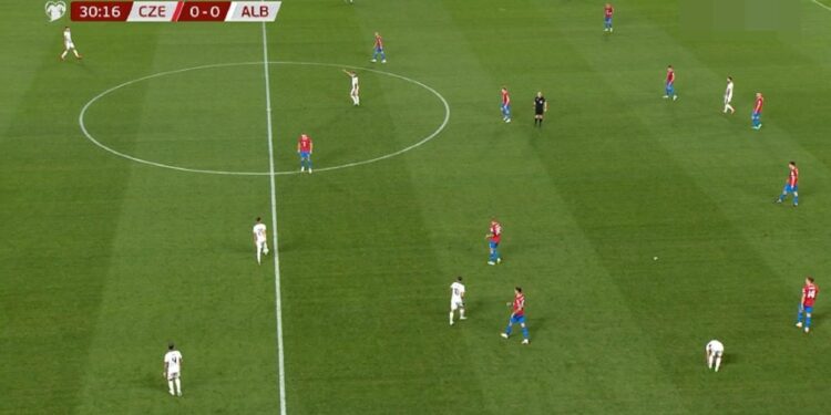 Feston Çekia, zhbllokohet ndeshja, kuqezinjtë në disavantazh