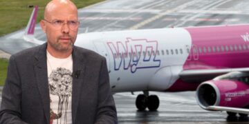 “Kurrë më WizzAir”! Ish-ministri denoncon: Orë të tëra peng në aeroport, avioni nuk u nis