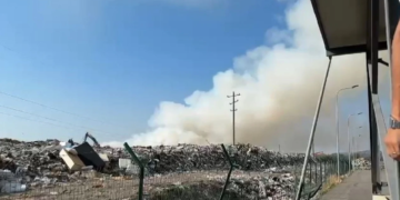 Dyshohet i qëllimshëm, rindizet zjarri në fushën e mbetjeve në Vlorë