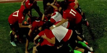 Kuqezinjtë e “vegjël” përmbysin ndeshjen me Rumaninë dhe rrëmbejnë vendin e parë në grup