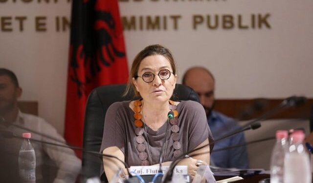 Deklaroi dorëheqjen nga Komisioni i Edukimit, Flutura Açka reagon sërish: Nuk më ka mbërritur ende ora për të ikur