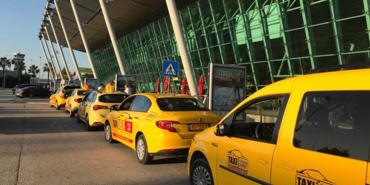 Aeroporti i Rinasit “shpërfill” Konkurrencën, nuk lejon taksitë e tjera të marrin pasagjerë, nisin hetimet e thelluara